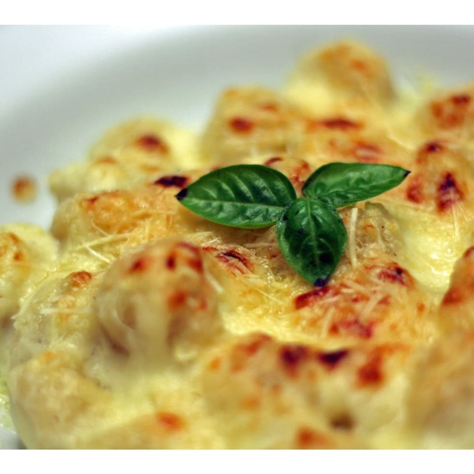 Saboroso Nhoque aos 3 Queijos, meticulosamente envolvido em um exuberante molho, cuidadosamente elaborado à base de uma trindade de queijos: o aveludado Gorgonzola, o marcante Provolone e o clássico Parmesão. Como toque final, o prato é coroado com uma generosa cobertura de queijo Mussarela, gratinado à perfeição, conferindo uma textura irresistível. Ideal para os amantes de queijo, este prato é u