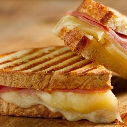 Delicioso pão na chapa com manteiga, queijo prato e presunto.