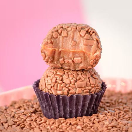 O melhor brigadeiro feito com o autêntico chocolate belga ao leite Callebaut, envolto no granulado belga Monalisa.