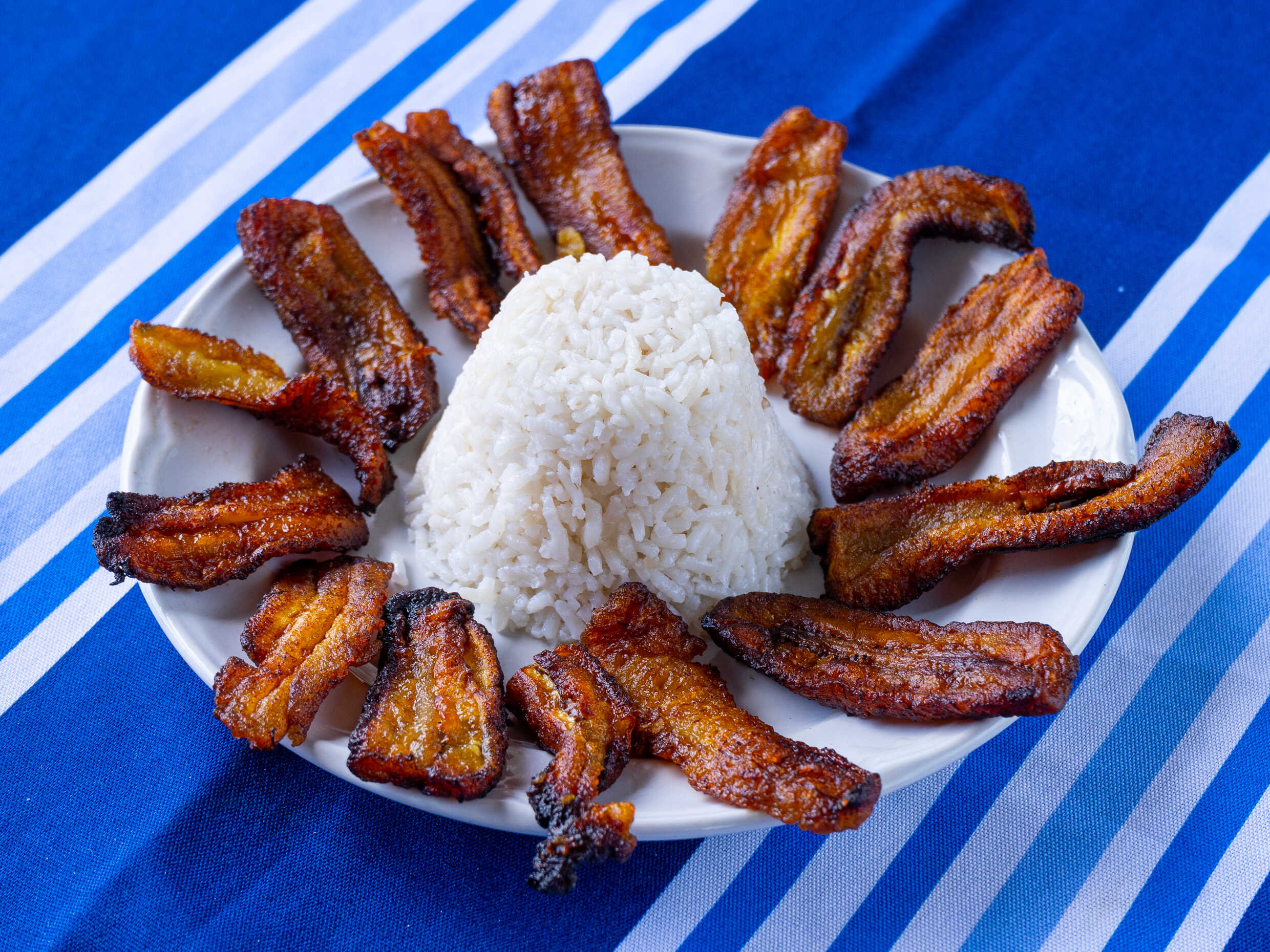 Plátanos Fritos con Arroz