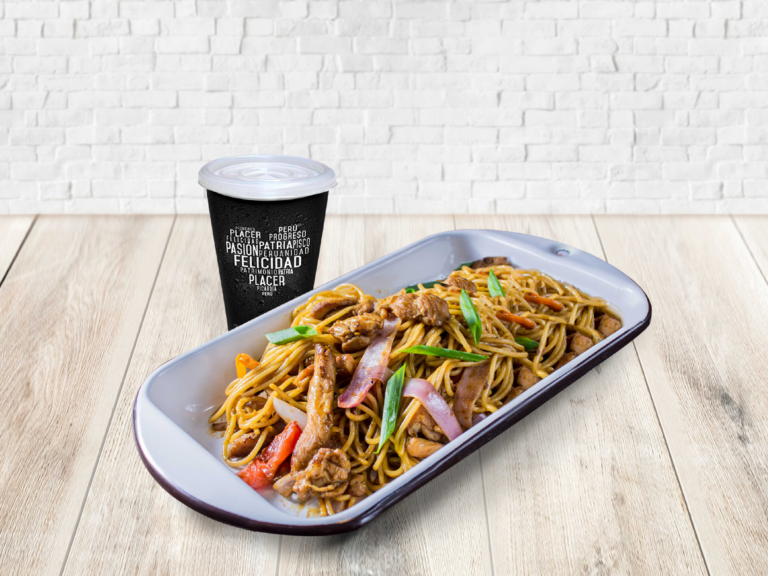 Tallarín Saltado y Bebida 12 oz