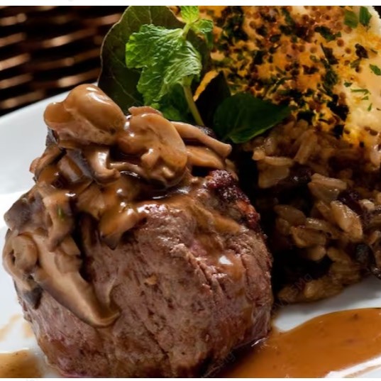 Filé mignon com nosso delicioso risoto de cogumelo porcini e telha de parmesão.