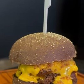 Pão australiano, 1 blend bovino 150 Gr , queijo cheedar derretido, delicioso creme cheedar preparado na casa, farofa de bacon, molho especial da casa..