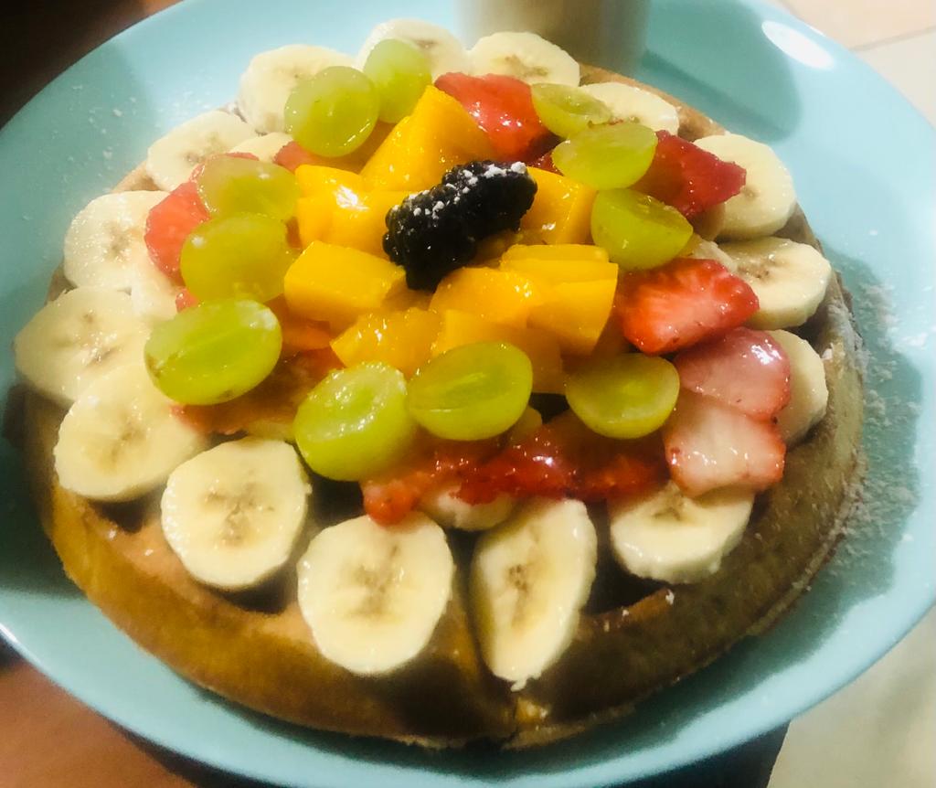 Waffle con todas las frutas y lechera