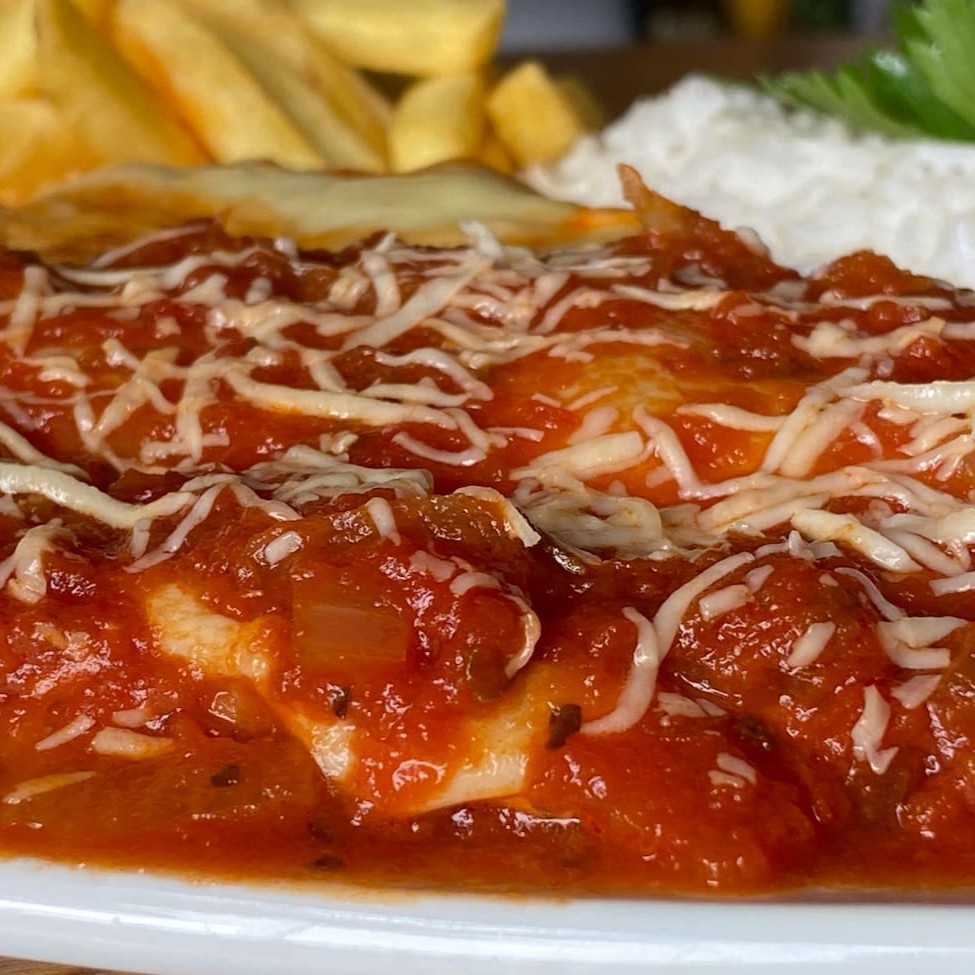 Nesta opção já vai com Arroz e feijão e você escolhe uma (1) mistura e (1) acompanhamento para o seu Executivo do Dia.   *Arroz e feijão vão juntos - Feijão em baixo e arroz em cima.  Foto meramente ilustrativa.  *Não fazemos trocas de complementos.