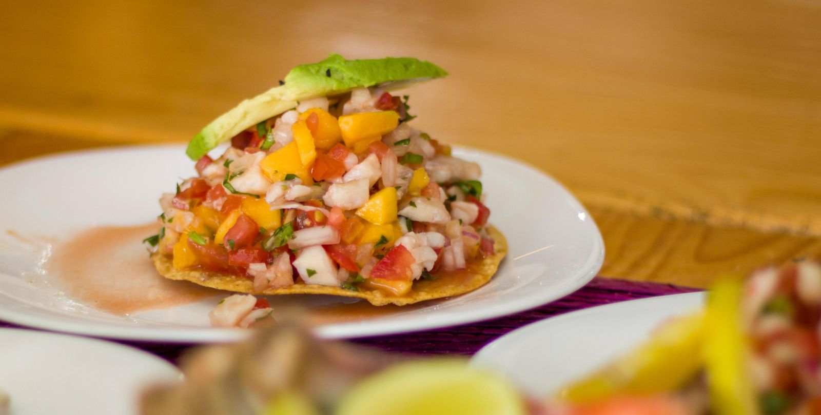 Tostada de ceviche tropical