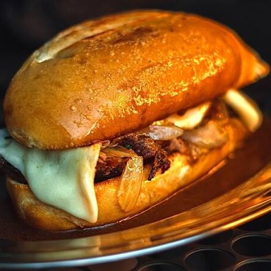 O sanduíche perfeito para quem ama carne macia e suculenta! Pão baguete crocante recheado com cupim desfiado que derrete na boca, finalizado com nosso molho especial de carne e uma camada dourada de queijo assado. Uma combinação irresistível!  *Foto real do produto*