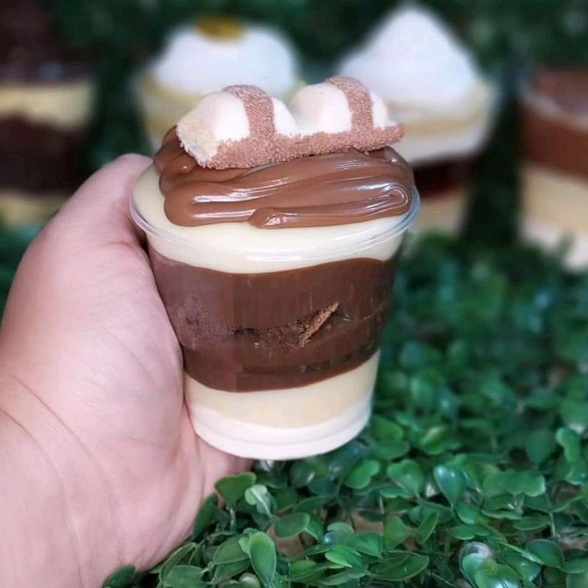 Barrinha de kinder bueno, pedaços de brownie, recheio de choc meio amargo e choc branco .