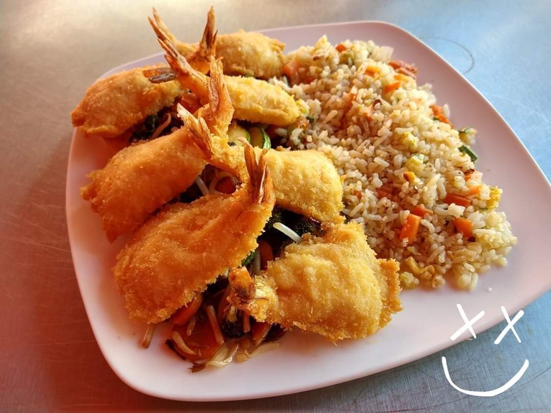 Camarones empanizados rellenos de Philadelphia