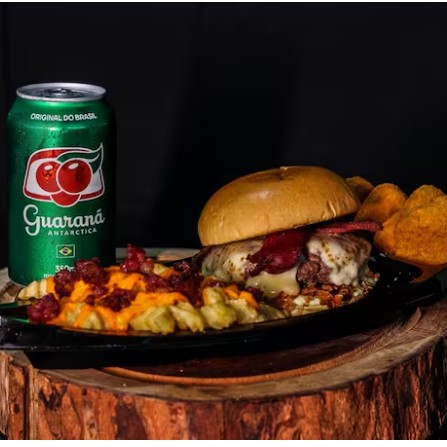 Acompanha Pão de brioche, carne de 150 gramas, mussarela gratinada, bacon e maionese. Batata turbinada e refri.