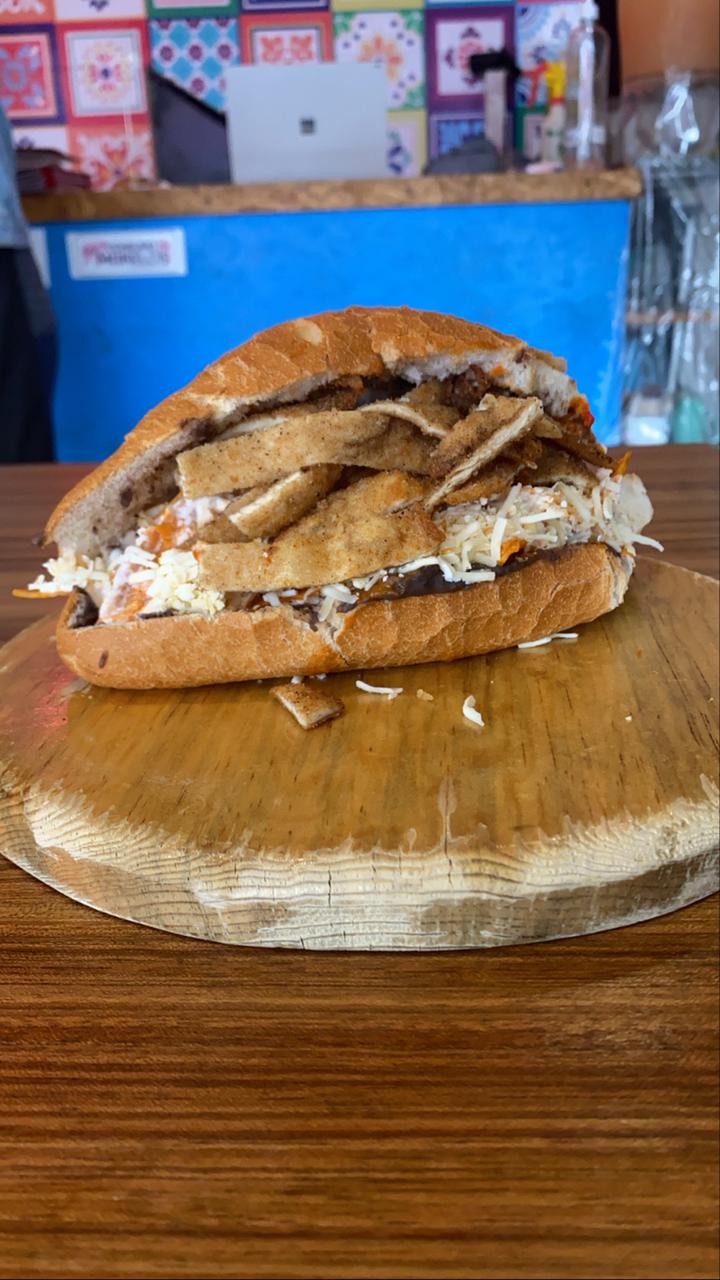 Desayuno Torta de Chilaquiles con Pollo o un Huevo