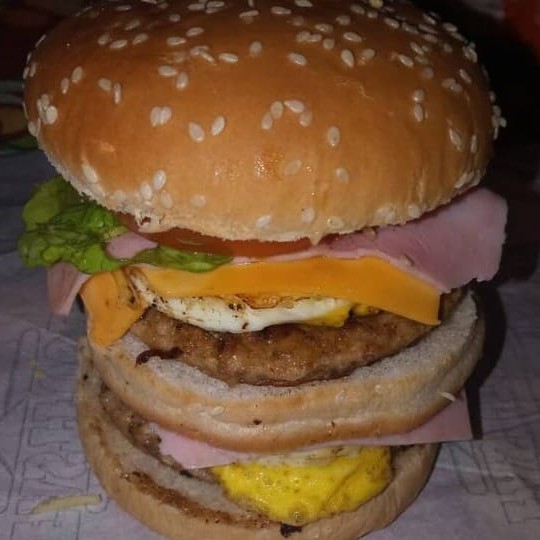 Acompanha: pão duplo,2 carne, 2queijo, 2presunto,2 ovos 2 bacon, salada , batata palha e molho especial.