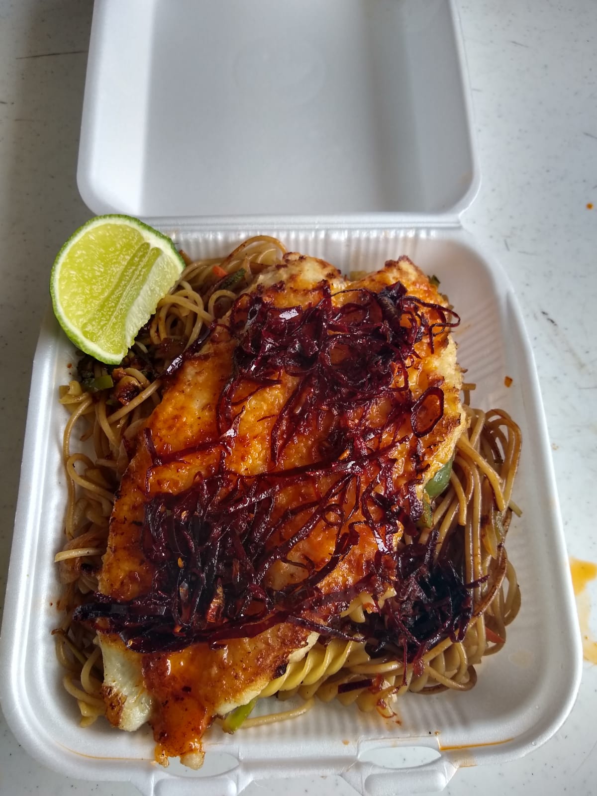Filete de Pescado al Ajillo con Pasta y Vegetales