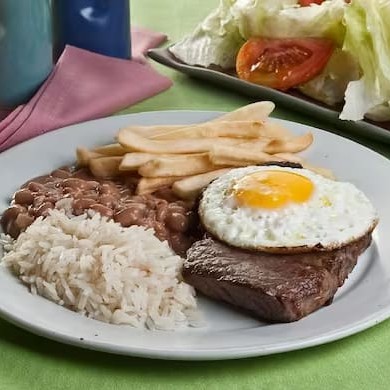 Aquele filezão de alcatra com um ovo frito em cima.  Sua refeição Acompanha: feijão preto, arroz branco, farofa da casa e batata frita.   Refeição servida em uma marmita redonda de 750ml   Nossas refeições são ideais para uma pessoa.  Caso ainda tenha alguma dúvida quanto ao prato, após a finalização do pedido, fale com a gente pelo chat.