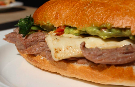 Torta de Arrachera con Queso
