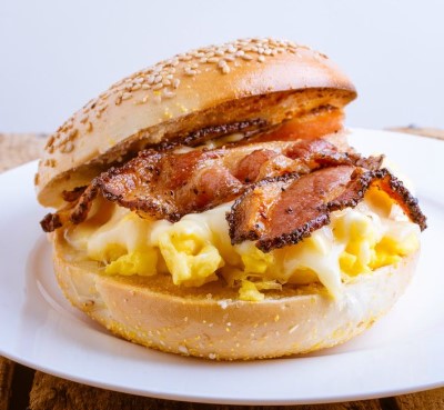 Hamburguesa De Huevo, Tocineta, Queso) + Bebida