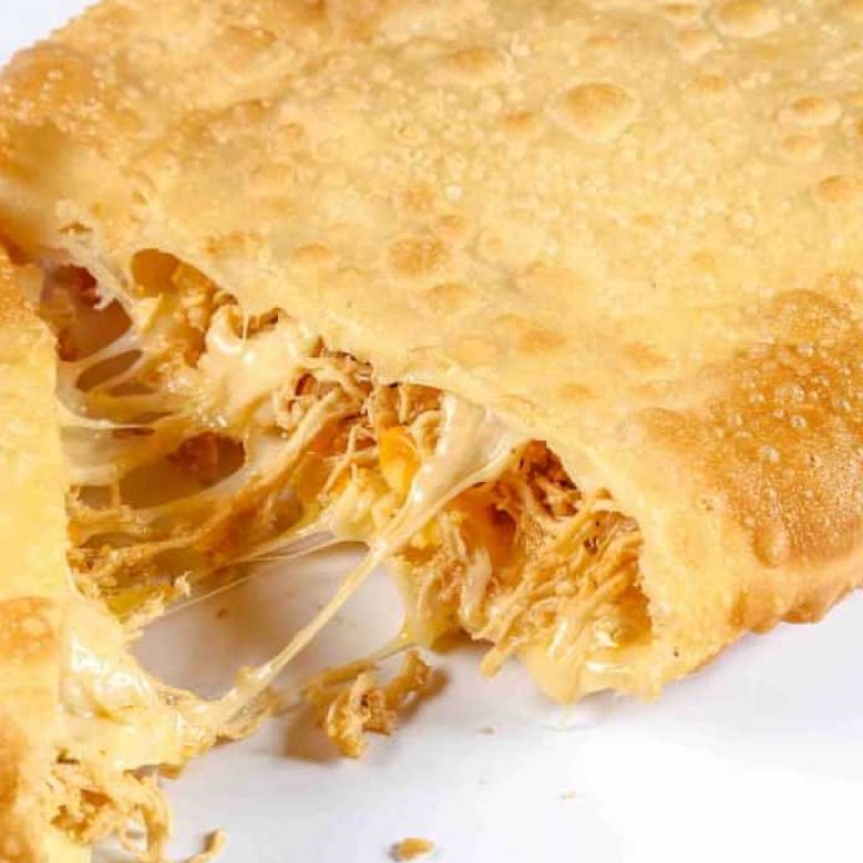 Delicioso pastel recheado com frango desfiado e cremoso catupiry. Uma combinação irresistível e perfeita para qualquer ocasião.