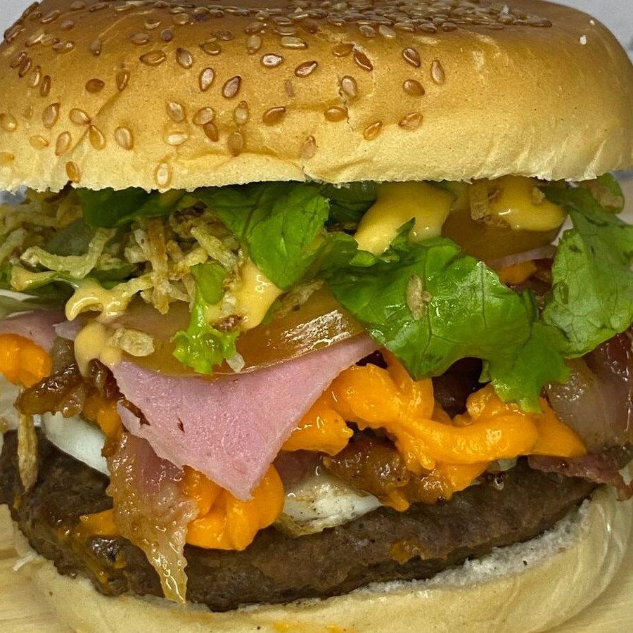 Acompanha: pão, carne Picanha,ovos, bacon,  queijo, presunto, salada , batata palha e molho especial.