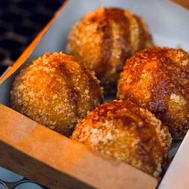 Uma experiência crocante e surpreendente! Nossos bolinhos são recheados com cupim desfiado e queijo muçarela derretido, envoltos em uma casquinha dourada e crocante de farinha panko. Acompanha molho especial para um toque de intensidade na medida certa.  *Foto real do produto*