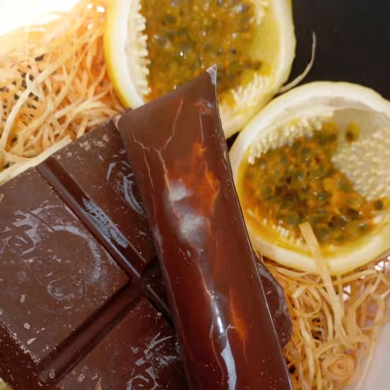 Sacolé Gourmet base cremosa de leite e leite condensado com a fruta natural com uma casquinha de chocolate crocante