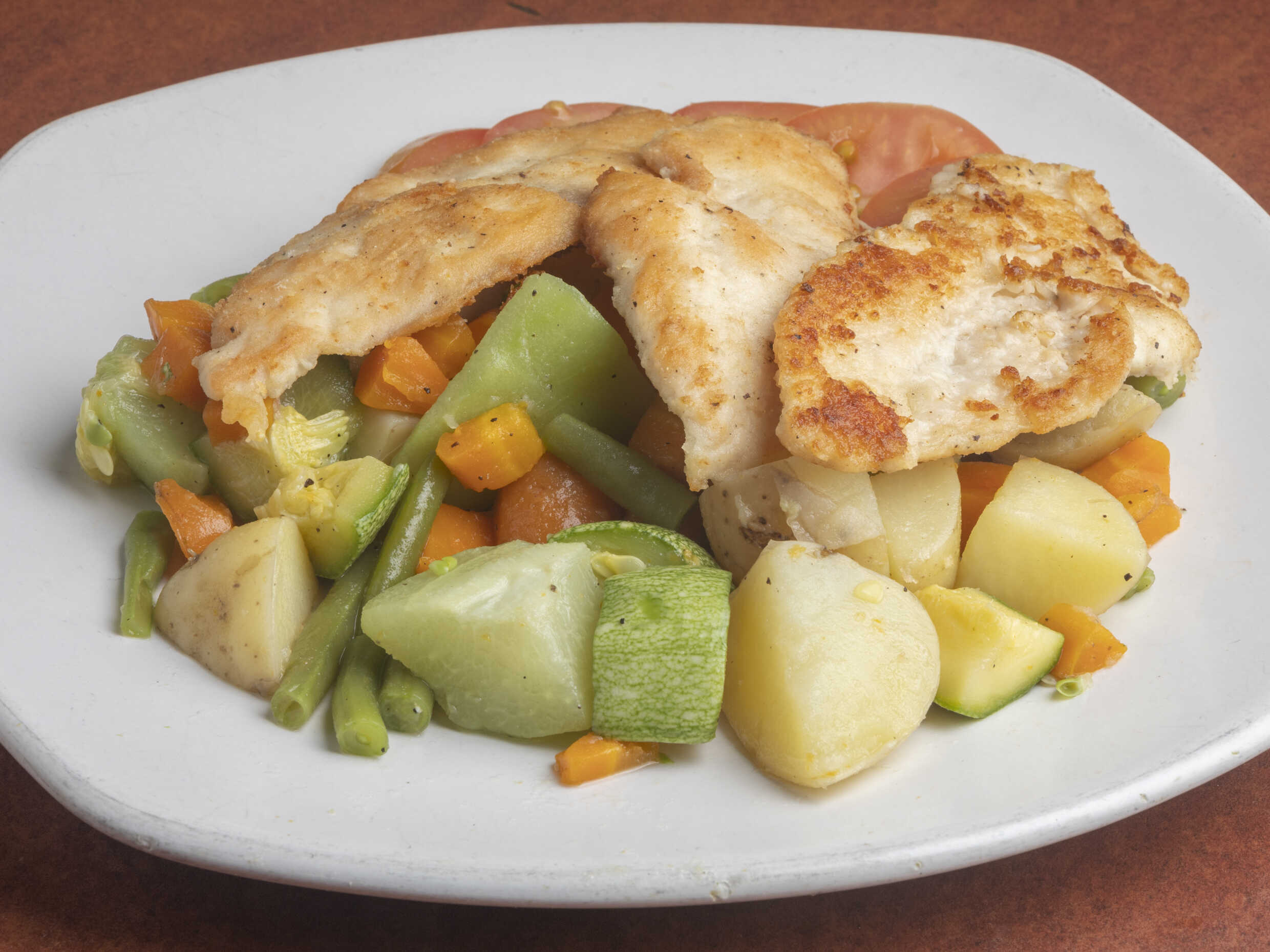 Ensalada de verduras mixtas con pollo a la plancha