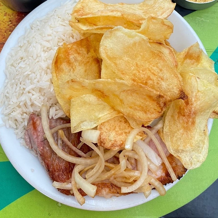 Arroz, feijão, farofa e mais um acompanhamento a sua escolha