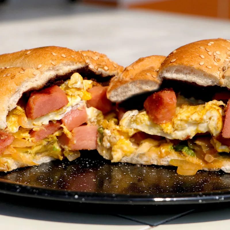 Torta plancde Huevo con Salchicha + Agua 1/2 Litro