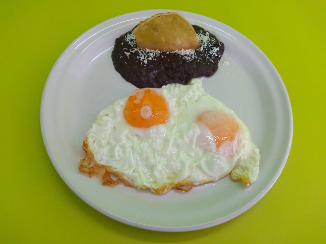 Huevos Estrellados con Frijoles Refritos