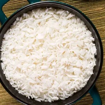 Porção de arroz branco (cozinhado no alho e com sal) servindo até 3 pessoas.