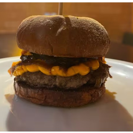 Pão australiano, carne de 150 gramas, cheddar cremoso, cebola caramelizada ou na manteiga. (colocar sua preferencia na obeservação )