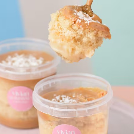 Massa fofinha de pão de ló sabor baunilha intercalada com brigadeiro cremoso de doce de leite artesanal e brigadeiro cremoso de Leite Ninho. Contém 180 ml.