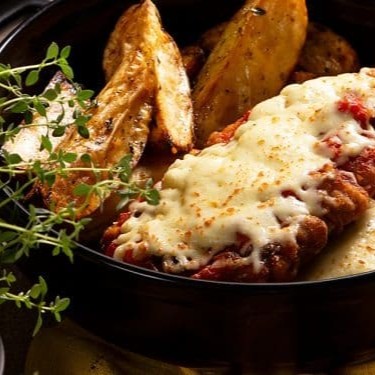 Aquele Bife de alcatra de respeito empanado com farinha especial e temperada, banhado por nosso molho de tomate caseiro e cobertos com queijo muçarela de primeira. Acompanha feijão preto, arroz, farofa de bacon e batatas fritas. .  Seu Filé A Parmegiana Vai Em Uma Marmita Separada  Refeição servida em uma marmita redonda de 750ml . Nossas refeições são ideais para uma pessoa.  Caso ainda tenha alg