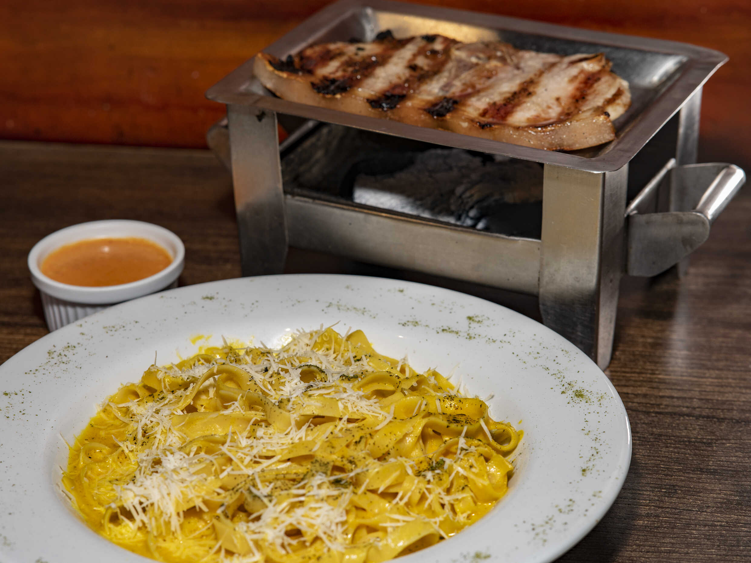 Fetuccini en Salsa Huancaína con Chuleta