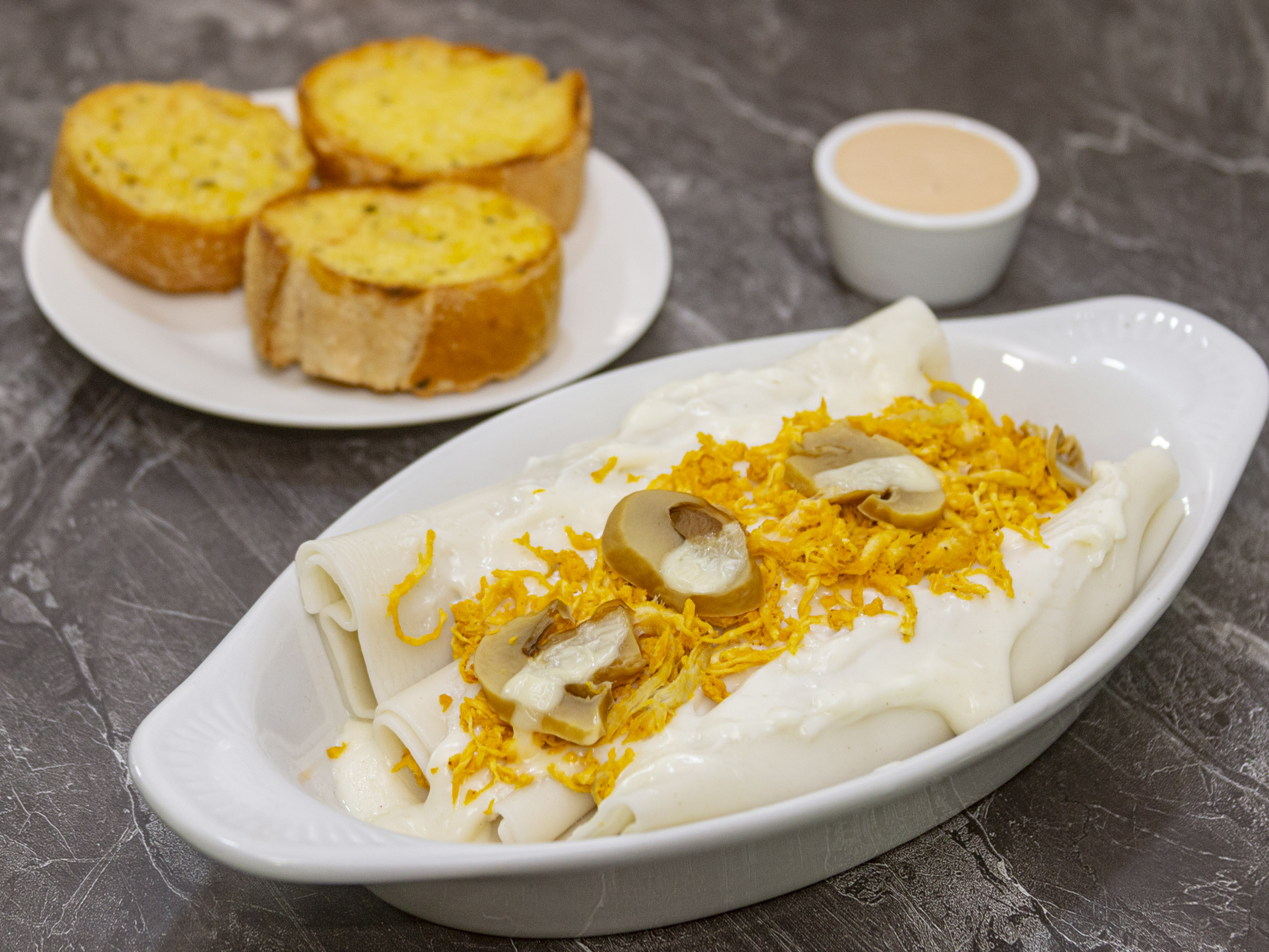 Canelones de Pollo con Champiñones