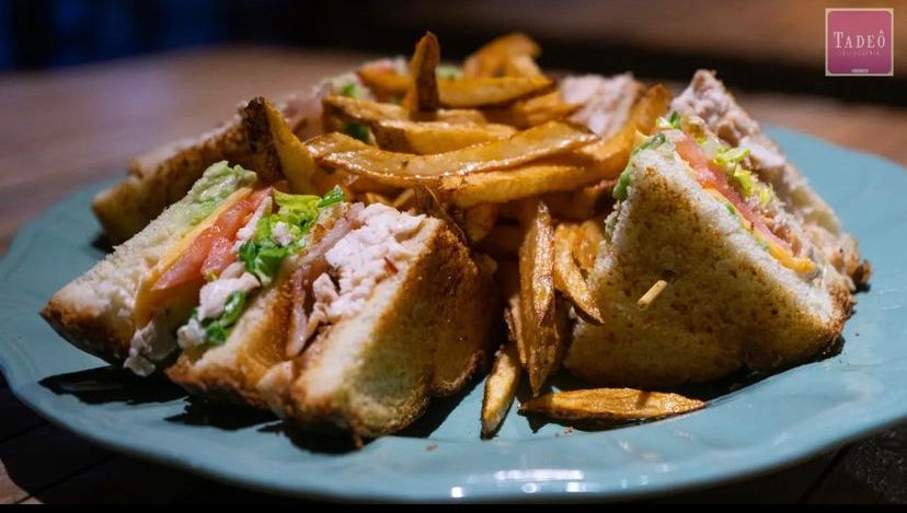 Club Sandwich Acompañado de Papas Fritas ➕Soda