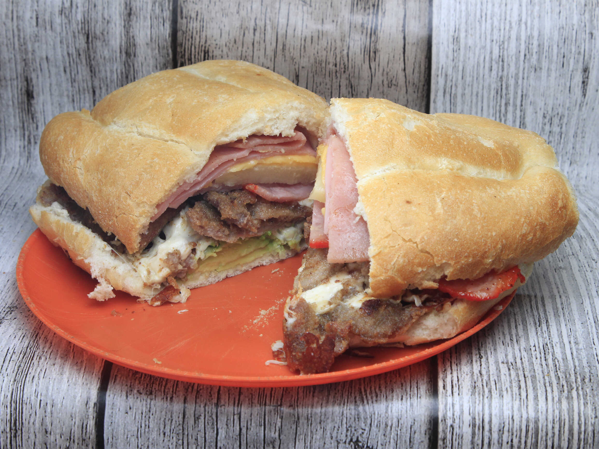 Torta hawaiana con milanesa (guacharo)