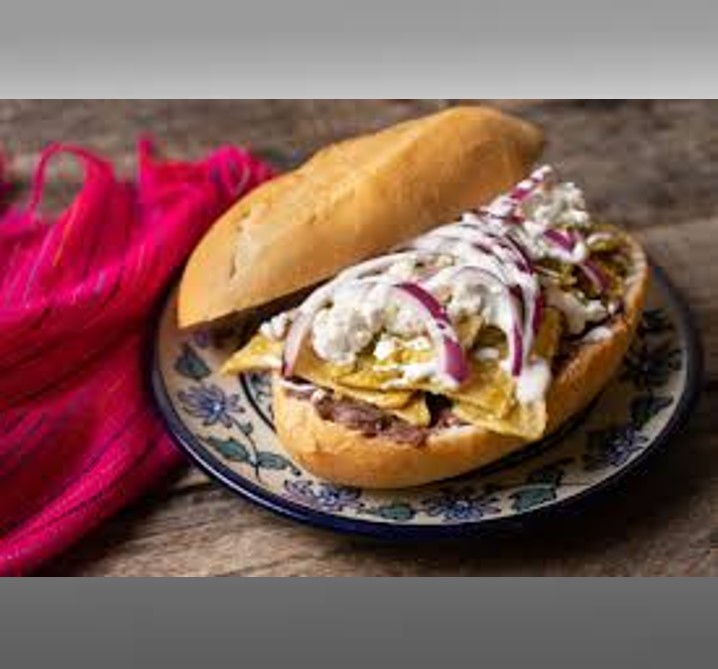 Torta de Chilaquiles con Huevo o Bistec
