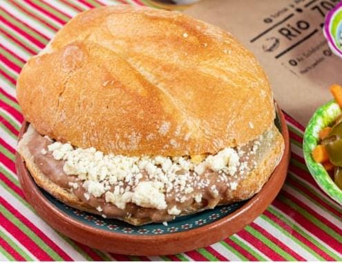 Torta de Frijoles con Queso