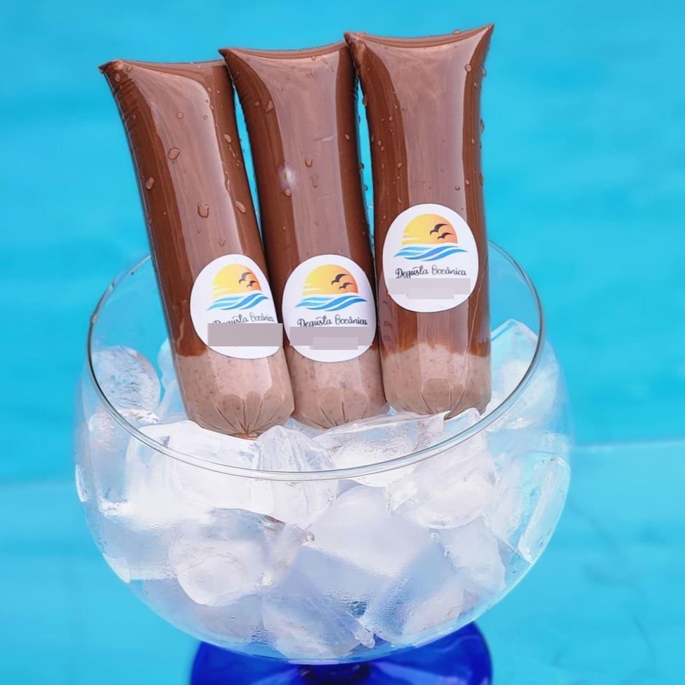 Além da base personalizada ele vem com casquinha de chocolate e deliciosos pedaços de Kitkat!