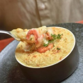 Escondidinho com delicioso recheio de camarão.