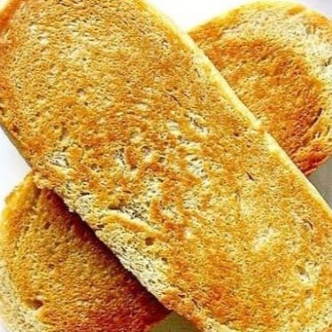 Adentre um Dia maravilhoso com nosso delicioso 'Pão na Chapa', uma das estrelas de nosso 'Café da Manhã'. Este prato clássico é preparado com pães selecionados e tostados à perfeição em uma chapa quente, criando uma crosta dourada e crocante ao exterior, enquanto mantém o interior macio e aconchegante. O aroma tentador e o sabor robusto são inconfundíveis, tornando-o uma escolha ideal para começar