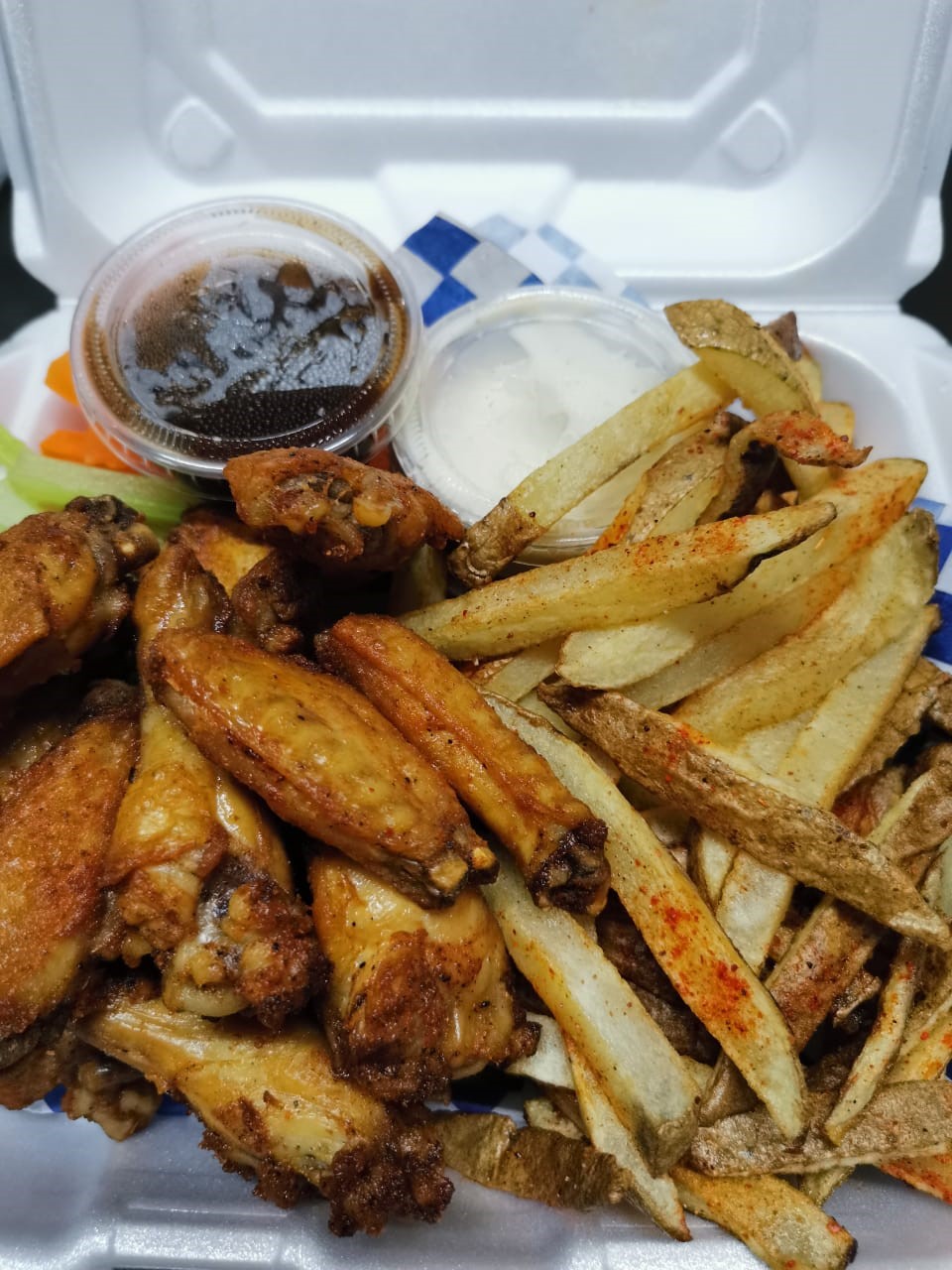 Alitas con Papas
