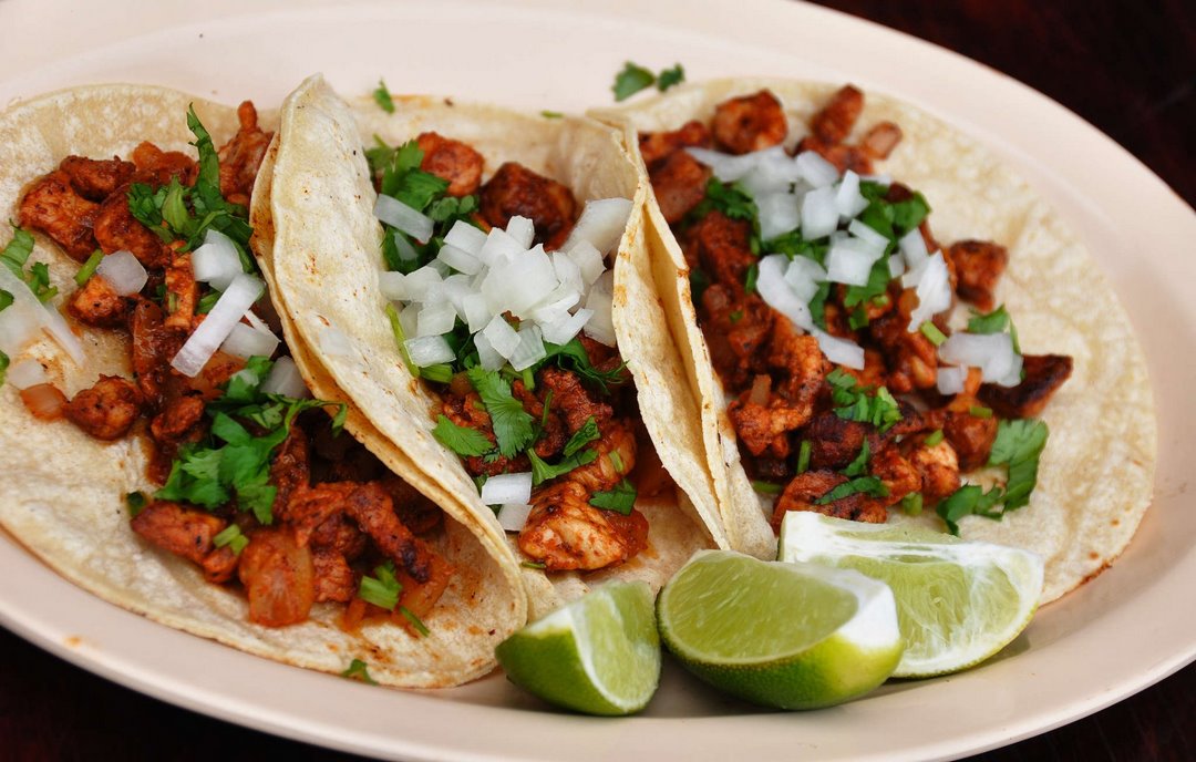 TACO AL PASTOR CON TORTILLA DE HARINA.