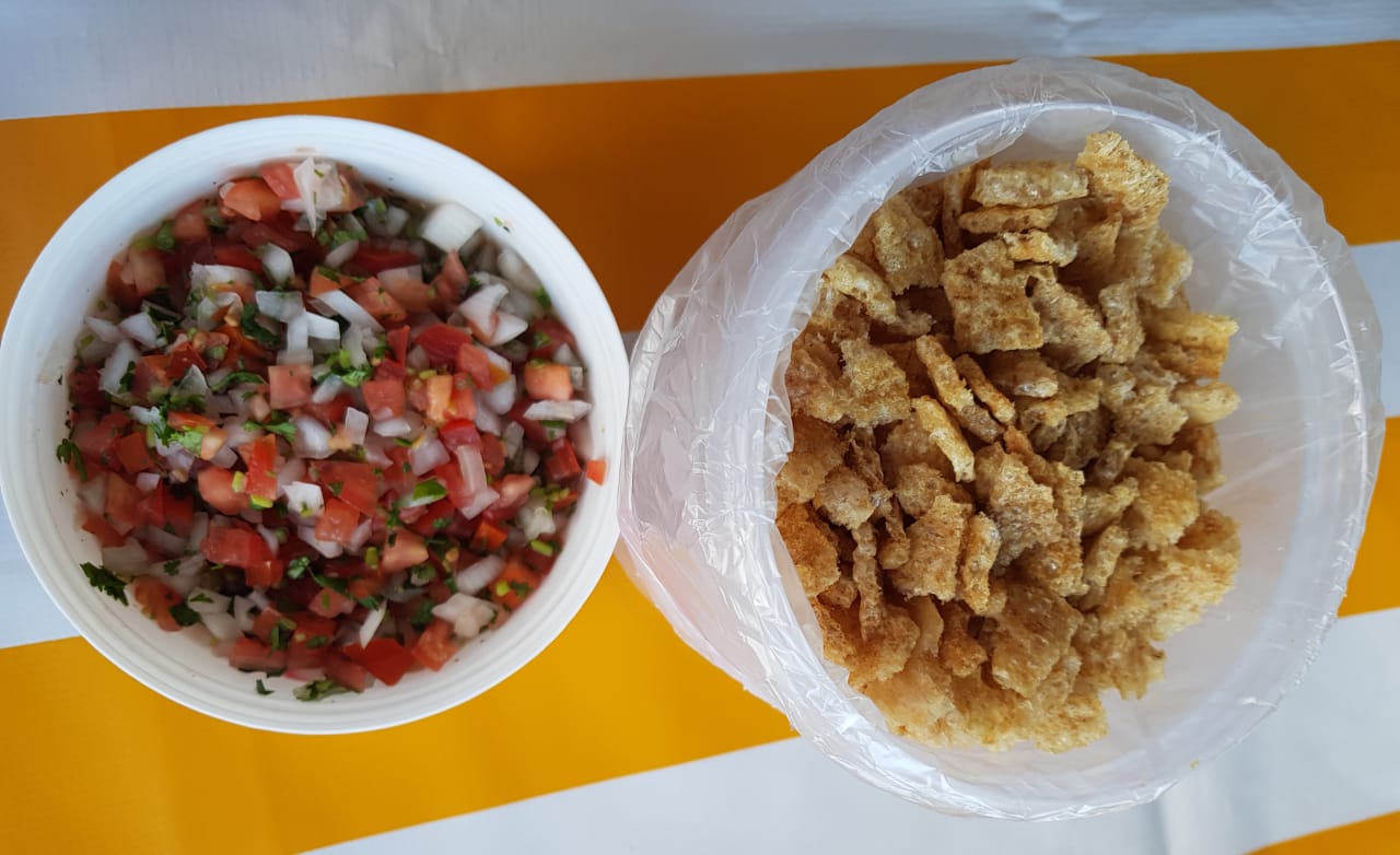 TACO DE CHICHARRÓN SECO CON SALSA MEXICANA