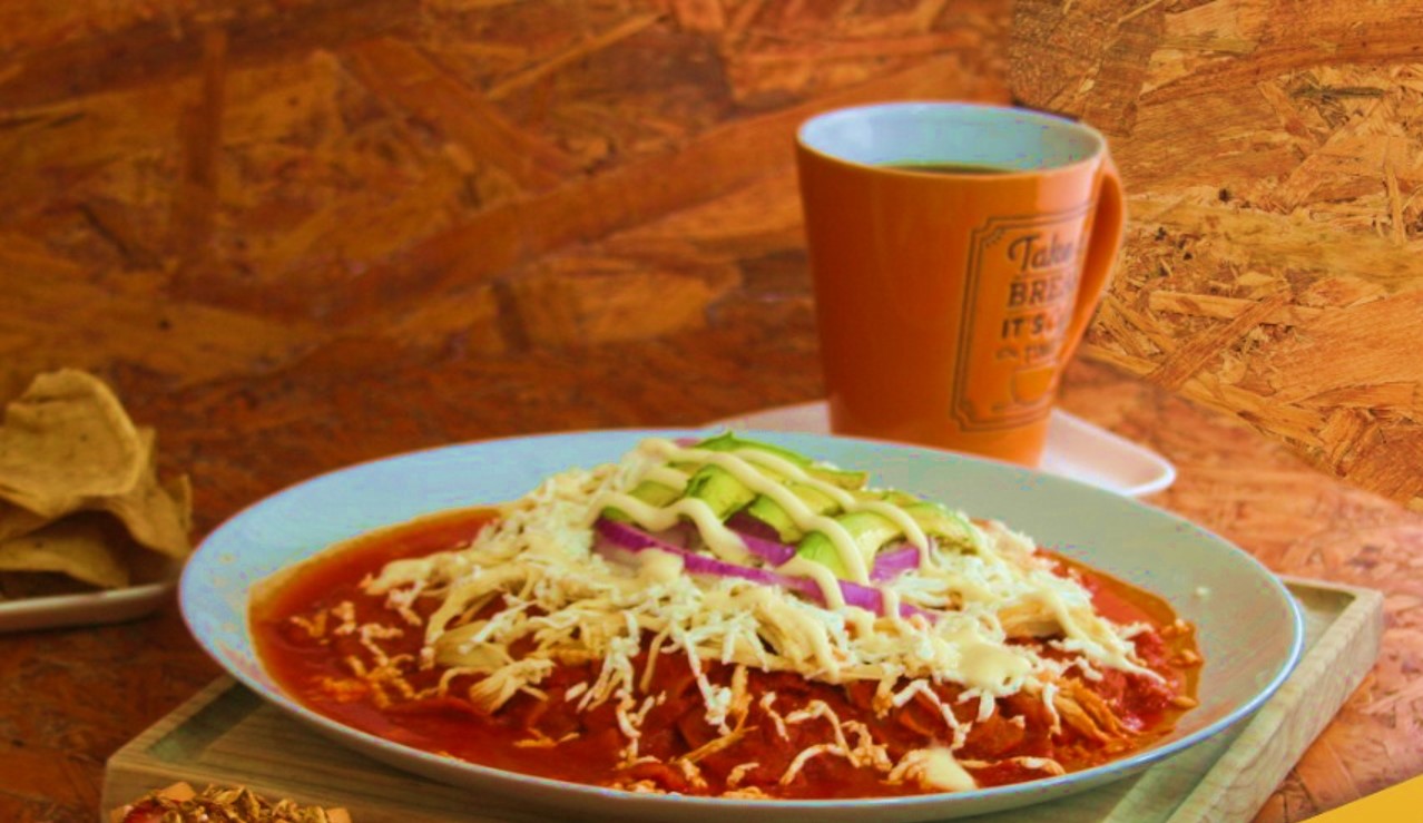 CHILAQUILES ROJOS CON POLLO