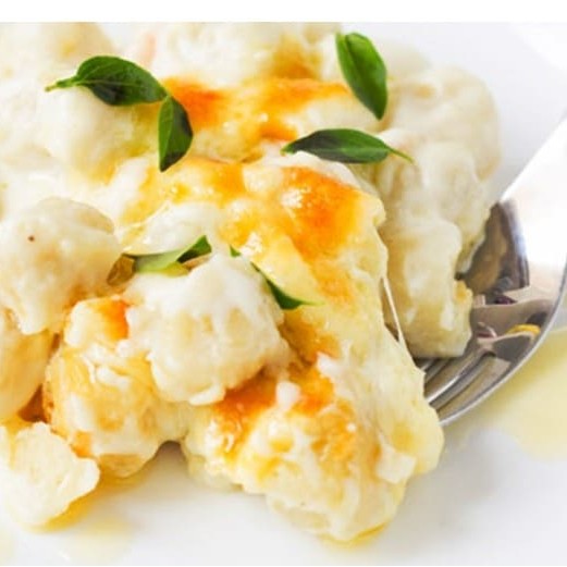 Nhoque (Gnocchi) ao molho Mac Cheese  Massa 250g + molho 250ml (Prato 500g) Nhoque: Batata Inglesa, Aipim com Ervas, Batata doce ou Espinafre Molho a Base de: Molho Branco, Cheddar e Parmesão.