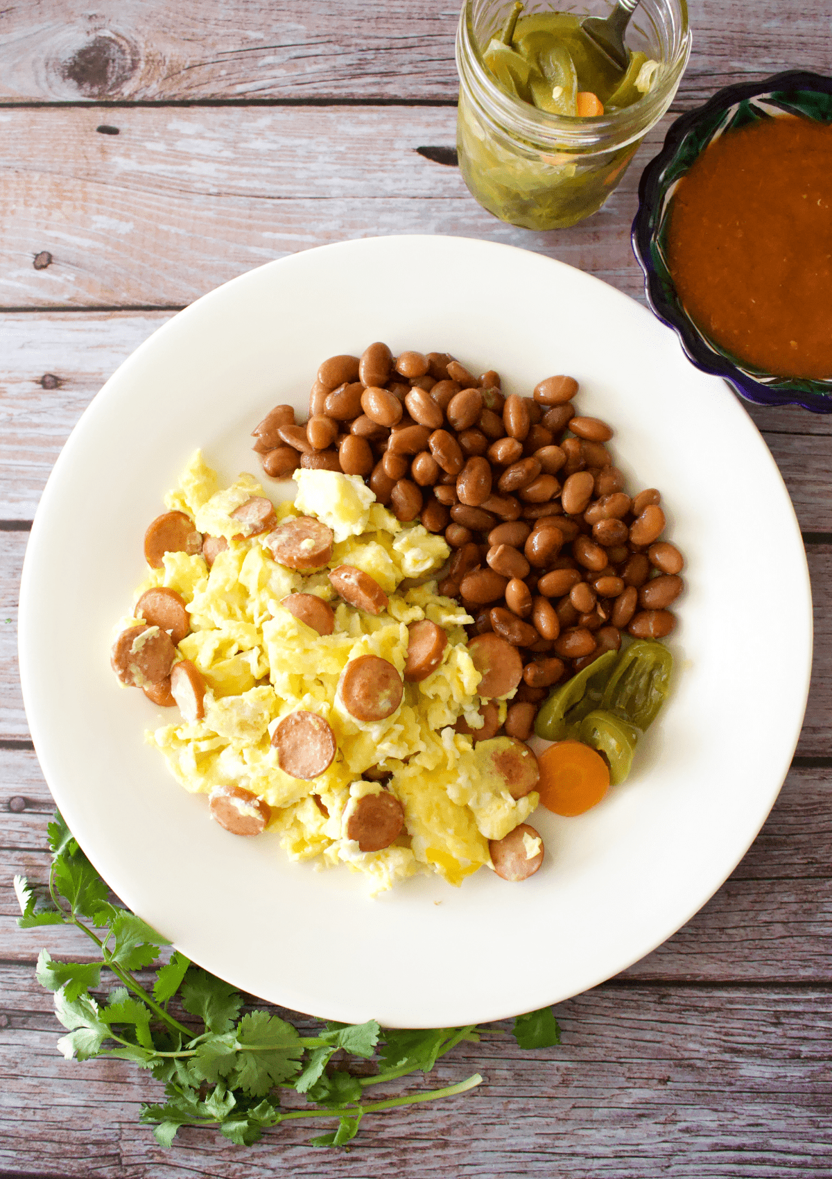 Huevo con Salchicha y Frijoles