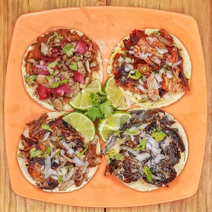 Tacos de trompo con tortilla de maíz