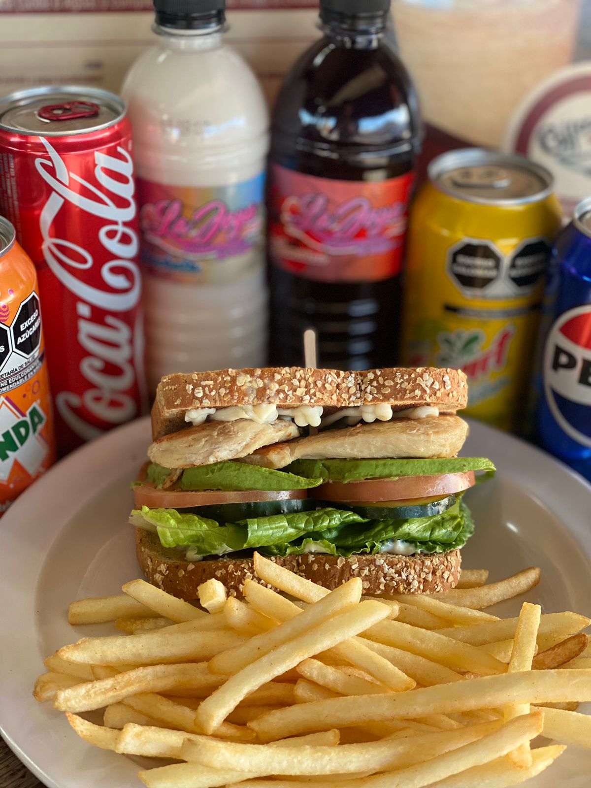 Sandwich de Pollo + Papas ó Ensadala + Bebida