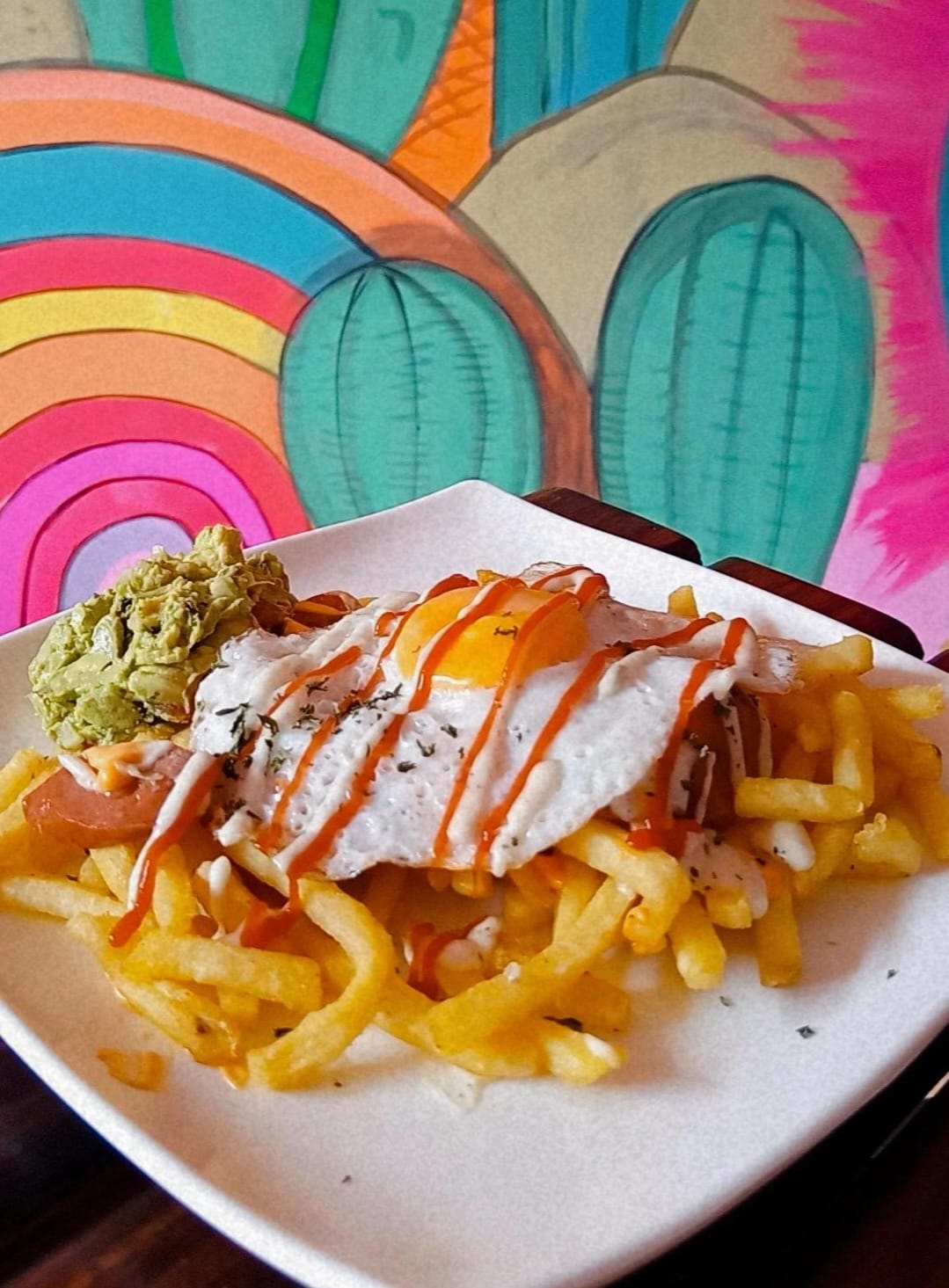 Salchi Papas con Huevo Frito y Guacamole